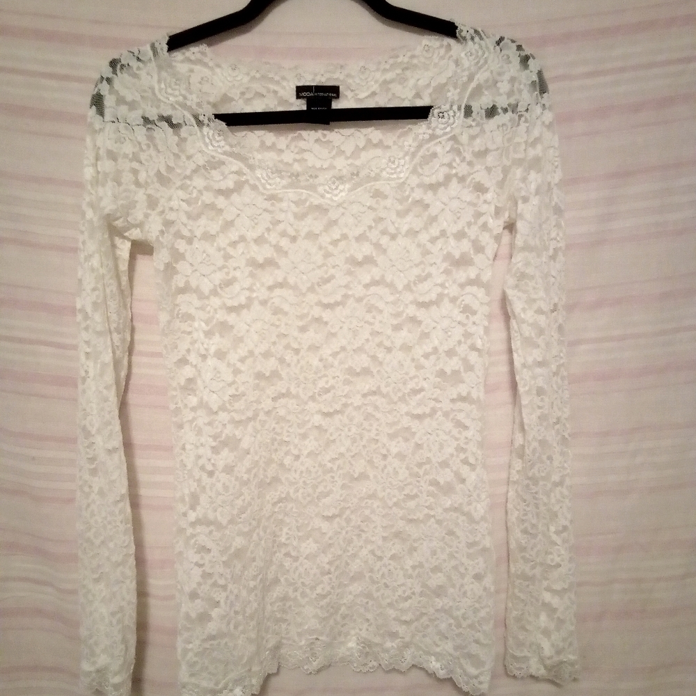 Moda international lace top